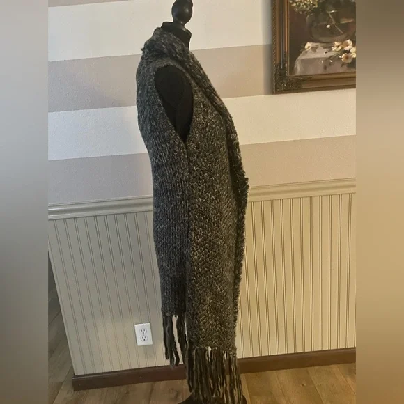 Escio Sleeveless Sweater Vest Small – Mixed Neutral Tone Knit with Fringe - Picture 11 of 13